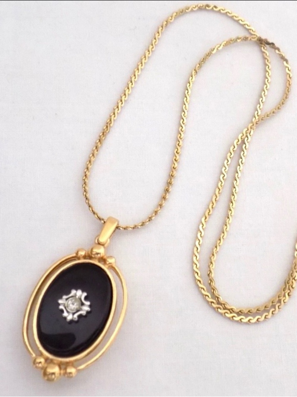 1983 Avon Reversible Victorian Pendant on Celebrity NY Gold Tone Chain